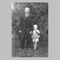 106-0054 Opa Friedrich mit seinem Enkel Fritz Adomeit im Garten.jpg